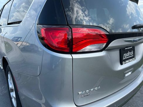 Used 2017 Chrysler Pacifica Touring-L w/ Tire & Wheel Group FWD image 9