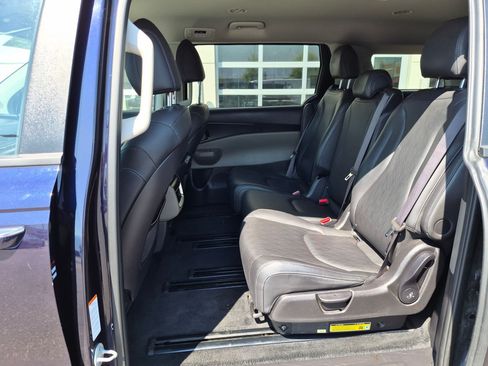 Used 2025 Kia Carnival FWD image 30