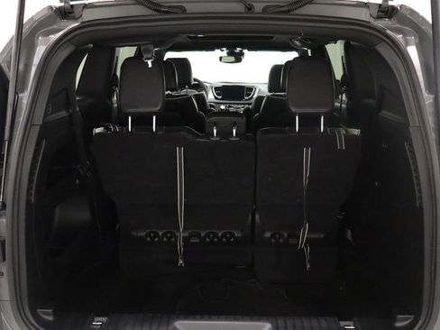 Used 2025 Chrysler Pacifica Limited image 18