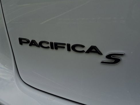 Used 2024 Chrysler Pacifica Select image 31