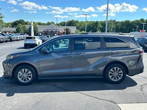 Used 2025 Toyota Sienna XLE FWD image 6