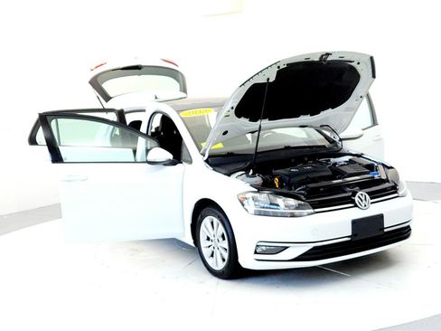 Used 2018 Volkswagen Golf SE image 9