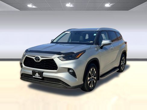 Used 2022 Toyota Highlander XLE image 2