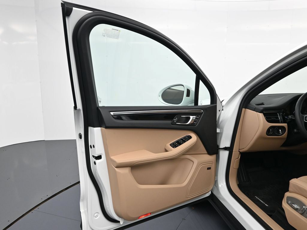 Certified 2026 Porsche Macan AWD/4WD image 16