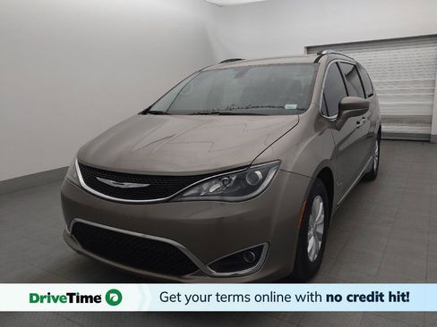 Used 2018 Chrysler Pacifica Touring-L FWD image 1