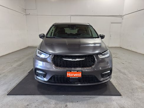 Used 2023 Chrysler Pacifica Touring-L FWD image 23