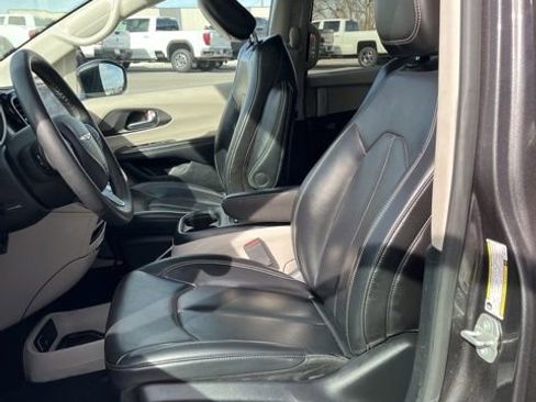 Used 2023 Chrysler Pacifica Touring-L image 28