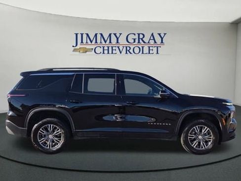 Used 2025 Chevrolet Traverse LT image 2