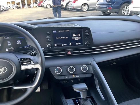 Used 2024 Hyundai Elantra SE image 9