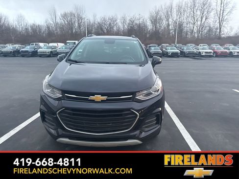 Used 2022 Chevrolet Trax LT w/ LT Convenience Package image 2