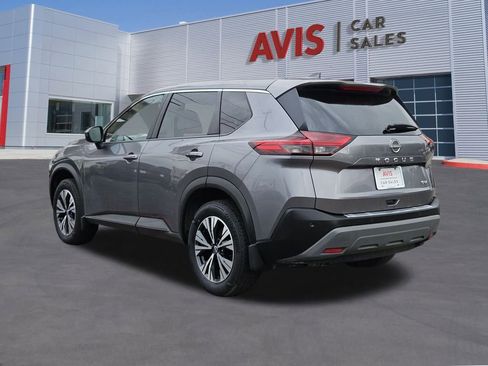 Used 2023 Nissan Rogue SV image 3