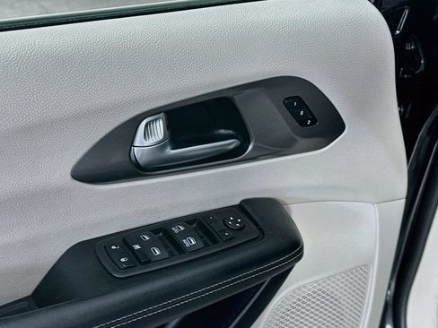 Used 2023 Chrysler Pacifica Touring-L FWD image 24
