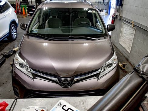 Used 2019 Toyota Sienna LE FWD image 14