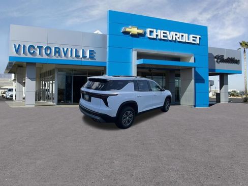 Used 2025 Chevrolet Traverse LT FWD image 5