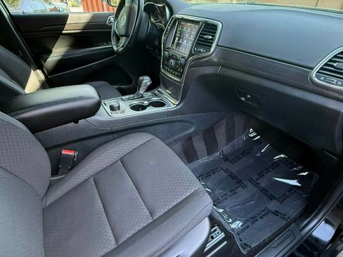 Used 2018 Jeep Grand Cherokee Laredo AWD/4WD image 43