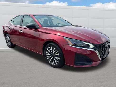 Used 2024 Nissan Altima 2.5 SV FWD image 8