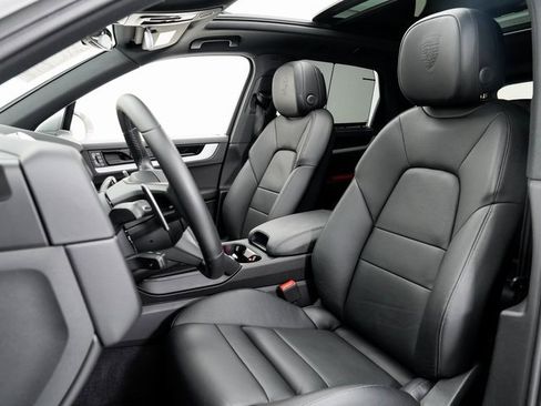 Certified 2025 Porsche Cayenne image 5