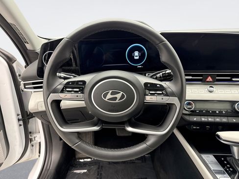 Used 2025 Hyundai Elantra Limited image 12