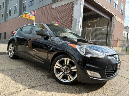 Used 2017 Hyundai Veloster Value Edition FWD image 3