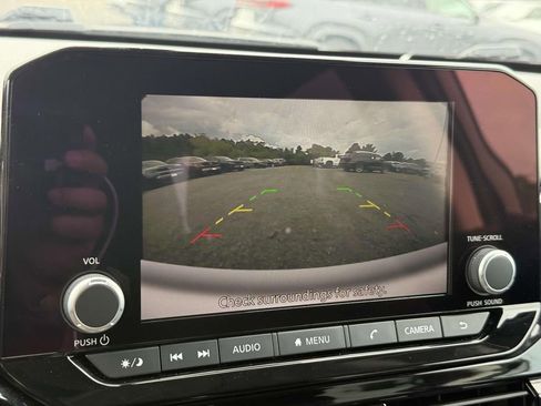 Used 2025 Nissan Pathfinder SV image 10