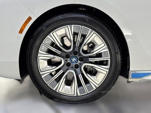 Certified 2023 BMW i7 xDrive60 w/ Executive Package 2 AWD/4WD image 11