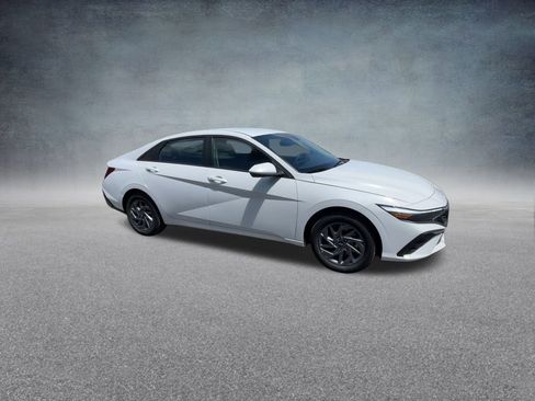 Used 2025 Hyundai Elantra Blue image 28