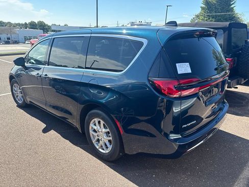 Used 2025 Chrysler Pacifica Select FWD image 3