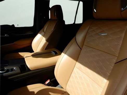 Used 2022 Cadillac Escalade Premium Luxury AWD/4WD image 12