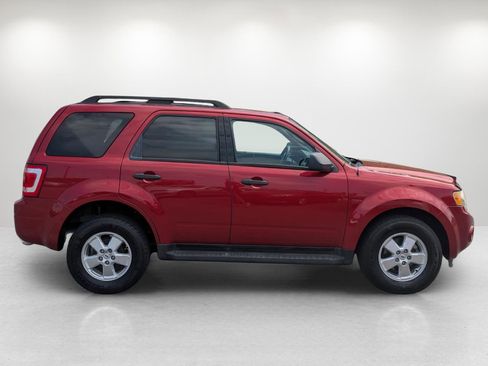 Used 2012 Ford Escape XLT w/ Class II Trailer Tow Pkg image 4