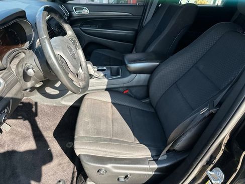 Used 2019 Jeep Grand Cherokee Laredo w/ 18" Wheel & 8.4" Radio Group image 16