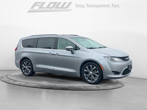 Used 2017 Chrysler Pacifica Limited image 1