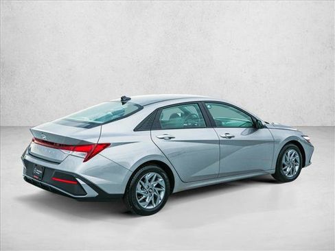 Used 2024 Hyundai Elantra SEL FWD image 5