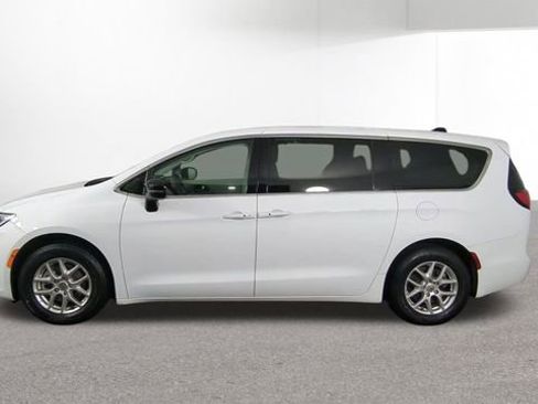 Used 2024 Chrysler Pacifica Touring-L FWD image 5