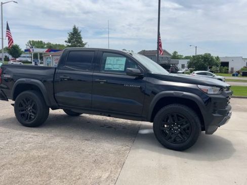 Used 2025 Chevrolet Colorado Trail Boss AWD/4WD image 2