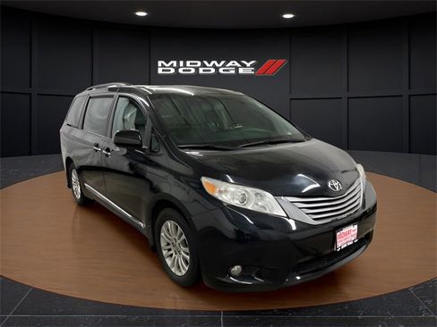 Used 2017 Toyota Sienna XLE image 1