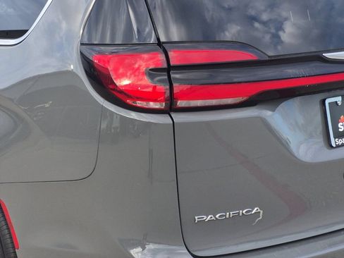 Used 2023 Chrysler Pacifica Touring-L FWD image 29