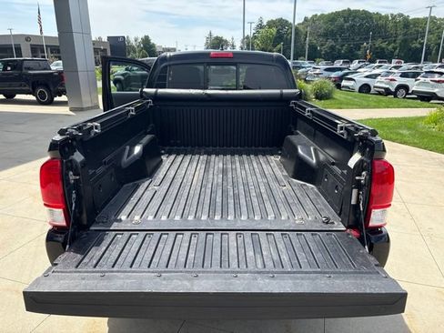 Used 2017 Toyota Tacoma SR5 w/ Tow Package AWD/4WD image 28