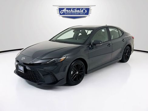 Used 2025 Toyota Camry SE image 3