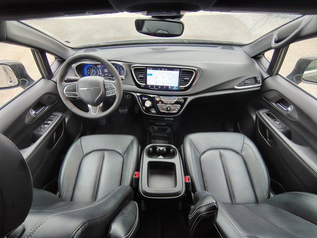 Used 2025 Chrysler Pacifica Select FWD image 2