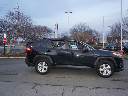 Used 2021 Toyota RAV4 XLE w/ Convenience Package image 3
