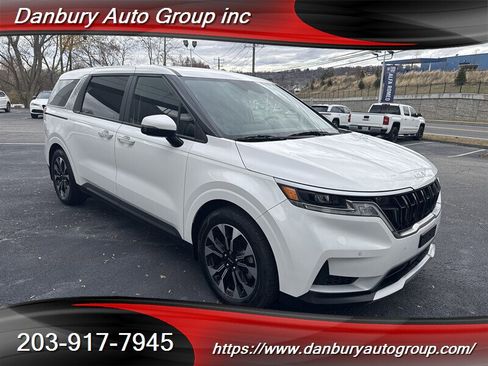 Used 2024 Kia Carnival EX image 7