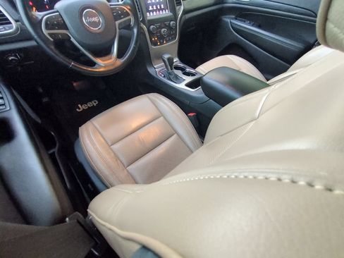 Used 2019 Jeep Grand Cherokee Laredo RWD image 20