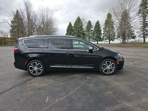 Used 2026 Chrysler Pacifica Pinnacle image 6