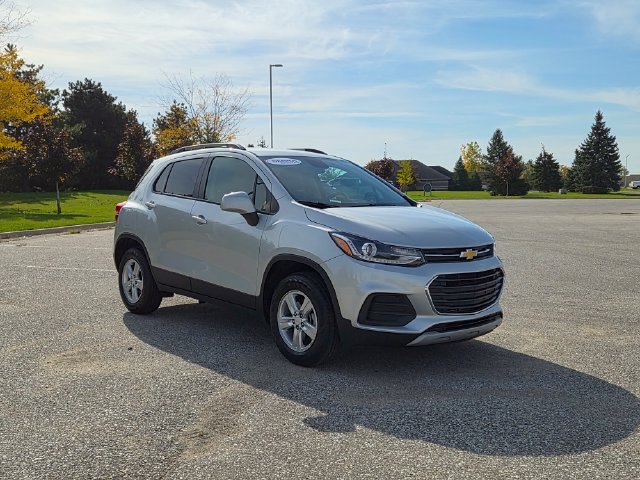 Used 2022 Chevrolet Trax LT w/ LT Convenience Package AWD/4WD image 3