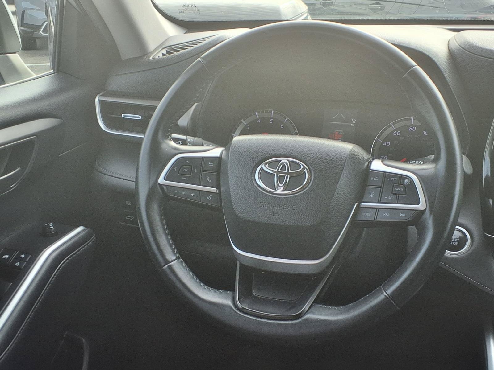 Used 2022 Toyota Highlander LE FWD image 5