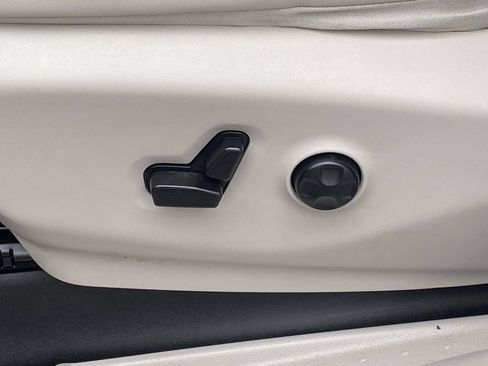 Used 2021 Chrysler Voyager Lxi FWD image 14