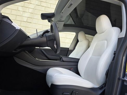 Used 2023 Tesla Model Y 2WD image 19