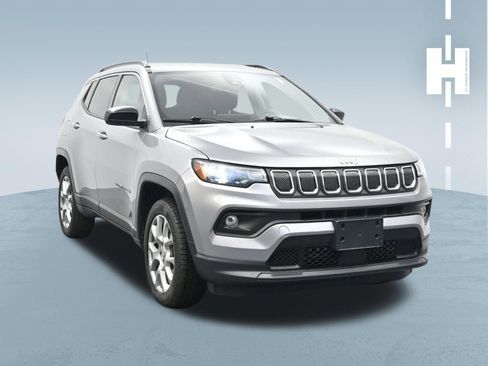 Used 2022 Jeep Compass Latitude image 3