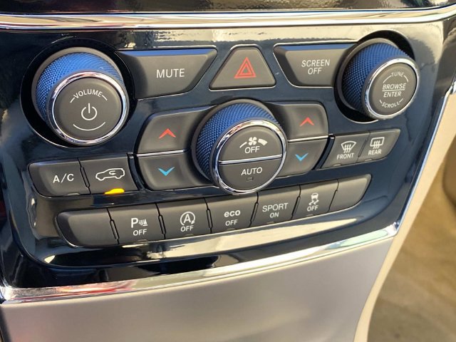 Used 2019 Jeep Grand Cherokee Overland AWD/4WD image 26