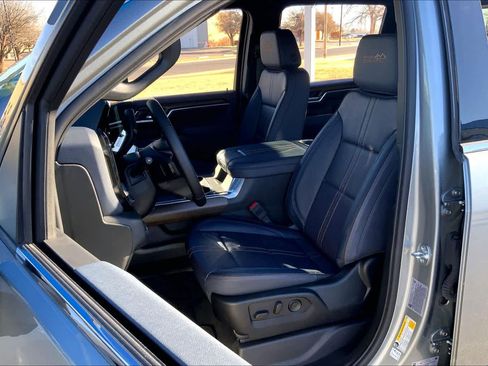 Used 2025 Chevrolet Silverado 2500 High Country w/ Technology Package image 8